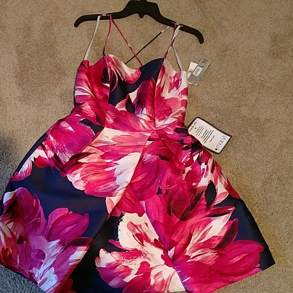 Dress - Picture 6 of 6